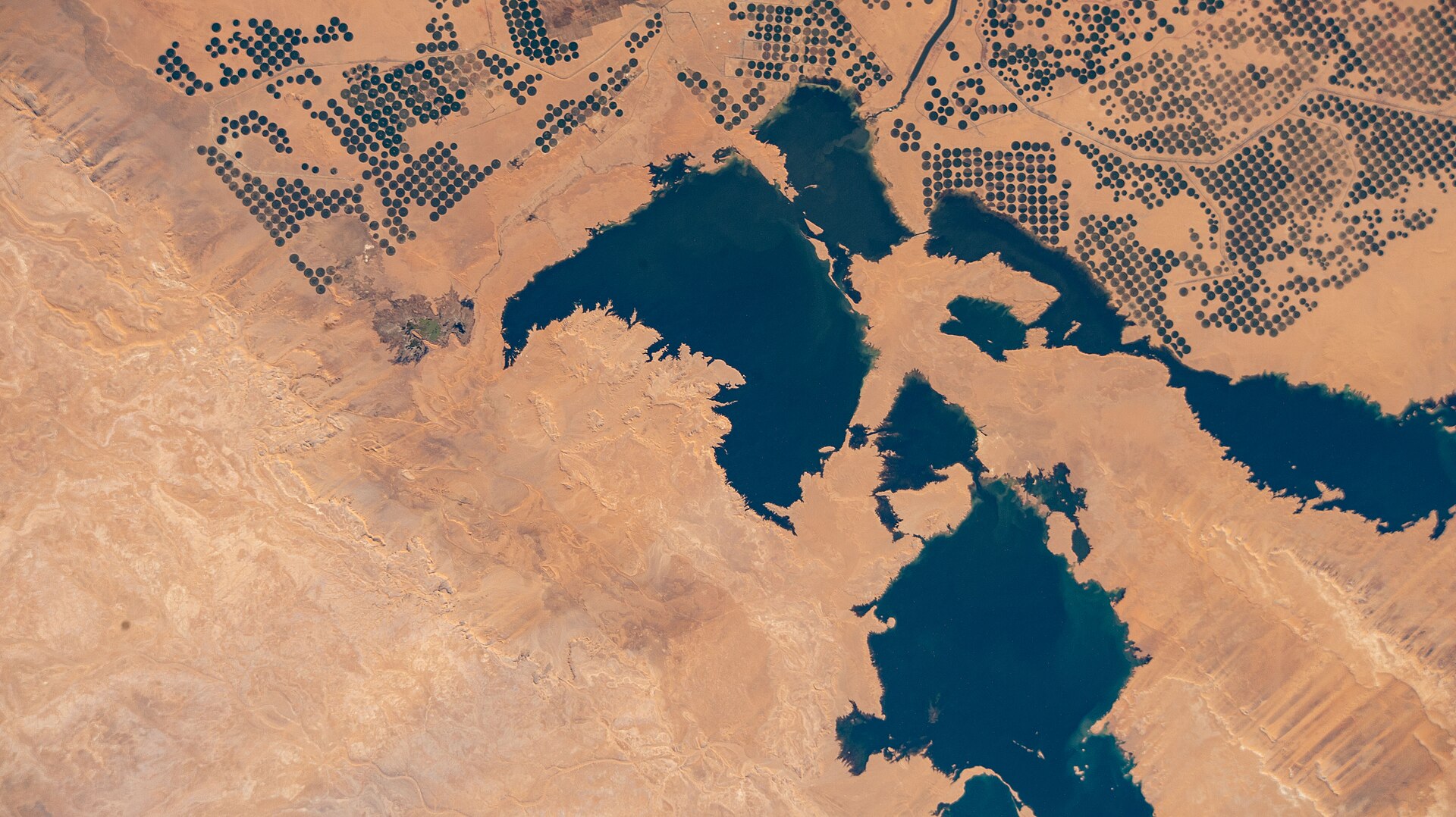 ISS photograph of the Toshka Lakes west of Lake Nasser: overflow basins, not a finished New Valley city