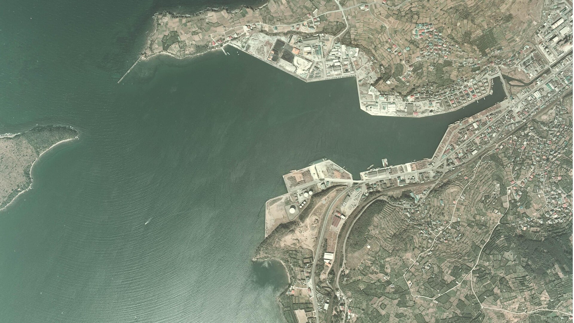 Aerial view of Minamata Bay on the Japanese coast in 1974, the place that gave the mercury treaty its name.