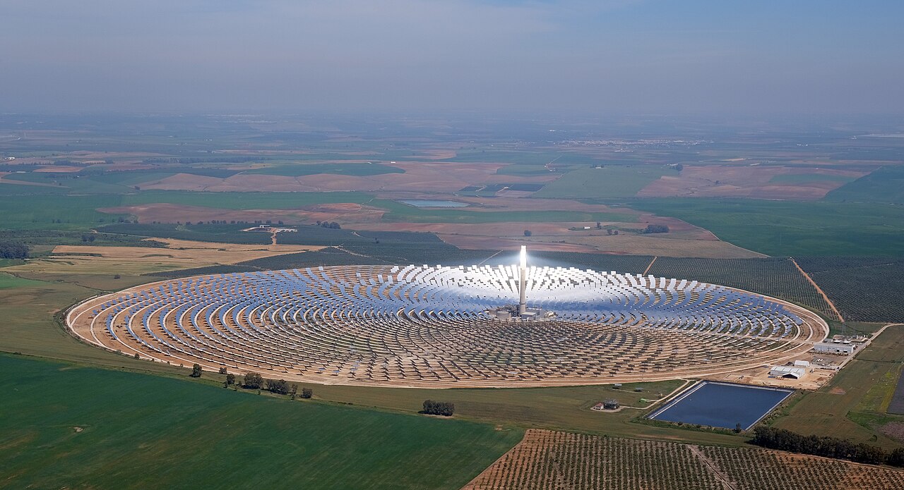 Gemasolar thermosolar plant in Spain: a central tower surrounded by a circular field of heliostat mirrors