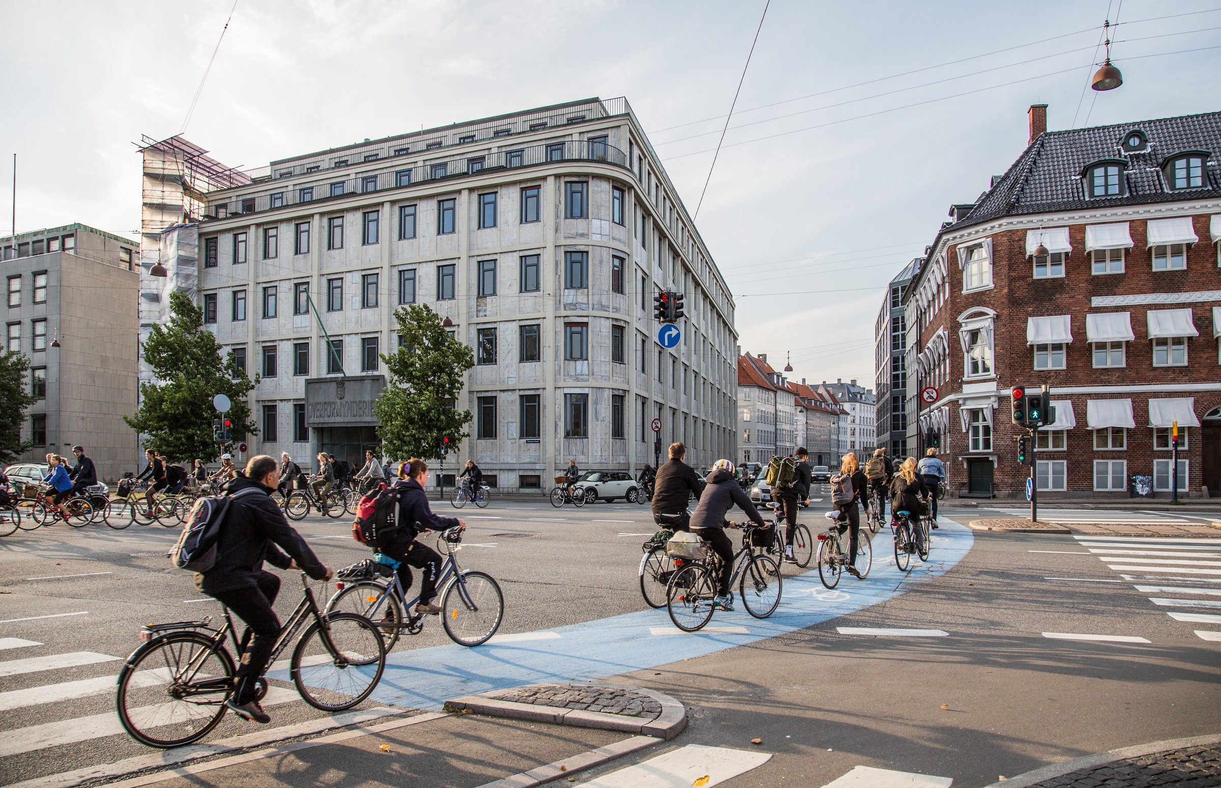 Cyclists crossing the junction at Holmens Kanal in Copenhagen on a blue-painted cycle crossing